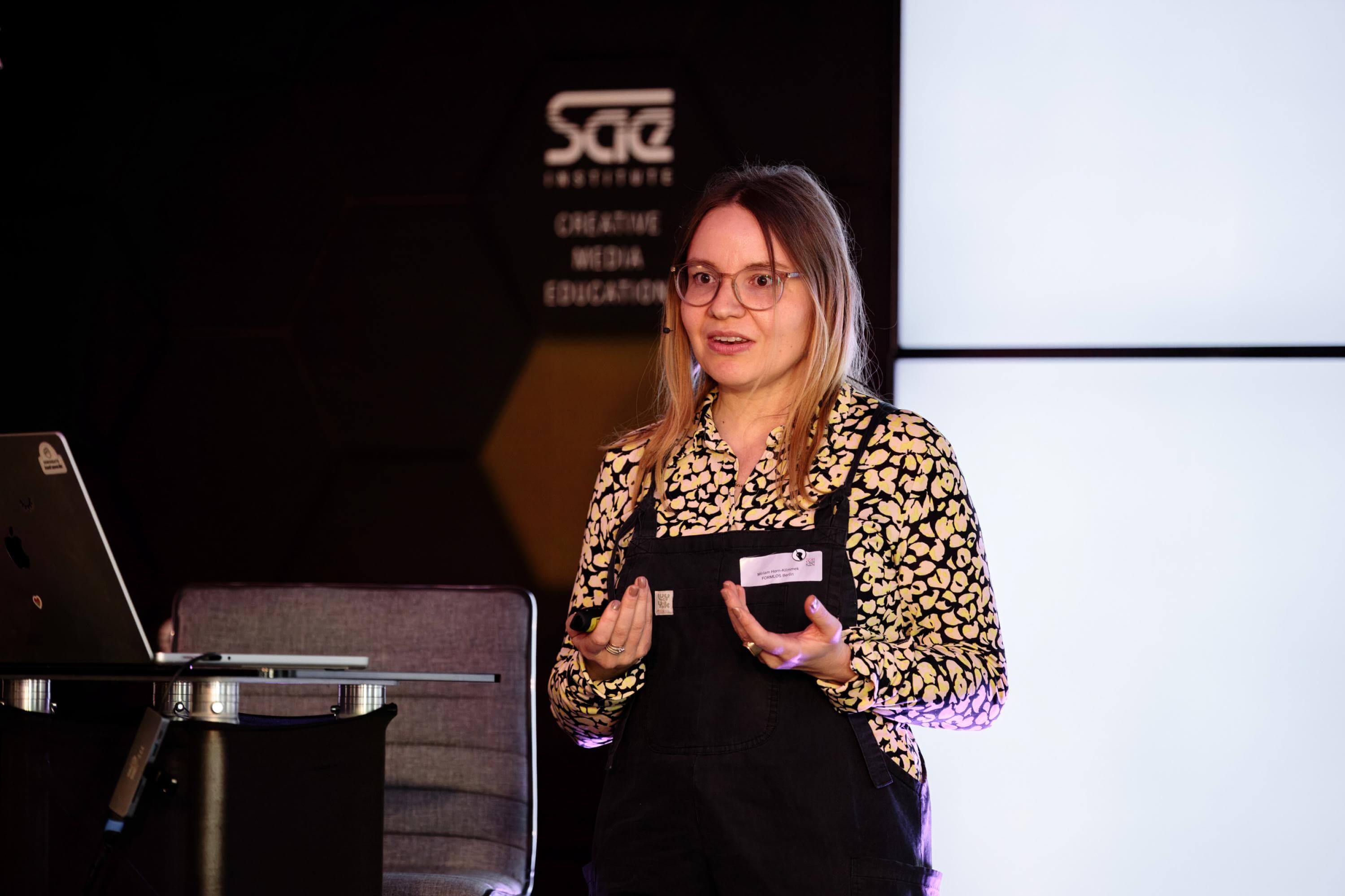 Miriam bei einer Keynote auf der Bühne